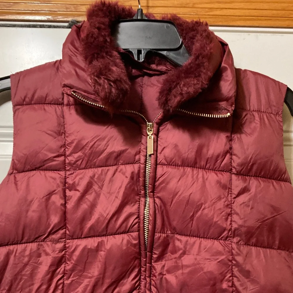 Burgundy‎ Puffer Vest with Faux Fur Collar M